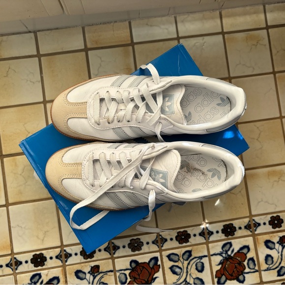 Adidas Sambas women size 7 - Picture 3 of 4